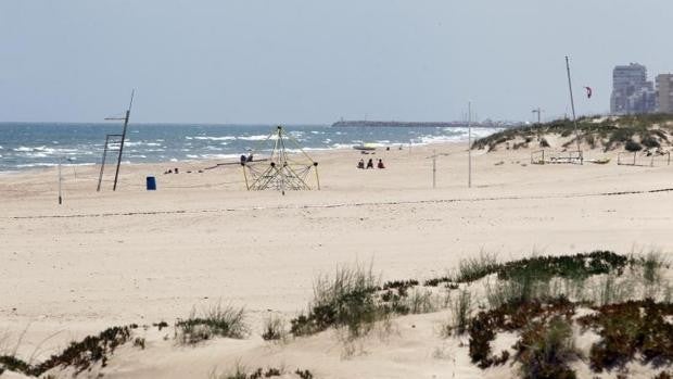 La presencia de un tiburón obliga a prohibir el baño en una playa de Valencia