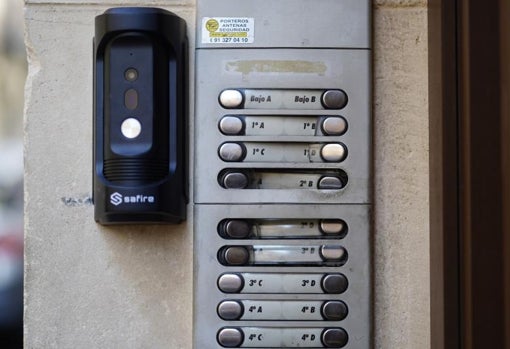 El telefonillo, vandalizado, junto al mecanismo para avisar al portero