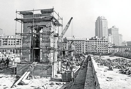 El monumento, durante su desmontaje en la década de los 60, para viajar a Madrid