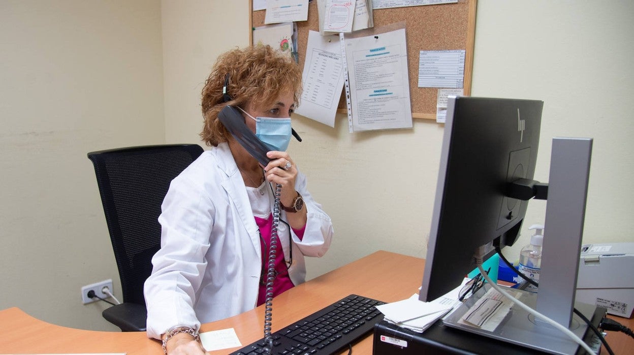 Una médico atiende una consulta telefónica