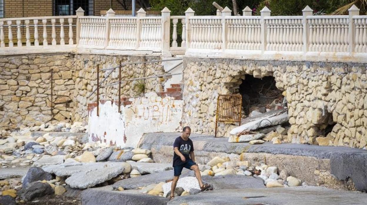 Varios derrumbes en el muro del litoral en la zona de la Albufereta de Alicante
