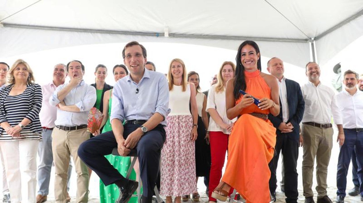 El acalde de Madrid, José Luis Martínez-Almeida, junto a la vicealcaldesa, Begoña Villacís, y su equipo de gobierno en El Retiro