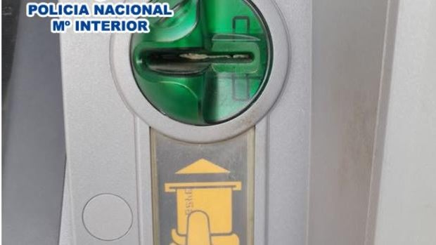 Detienen a dos estafadores que robaban miles de euros a ancianos en cajeros automáticos simulando averías