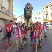 Procesión de 'Piru', la mascota de la peña