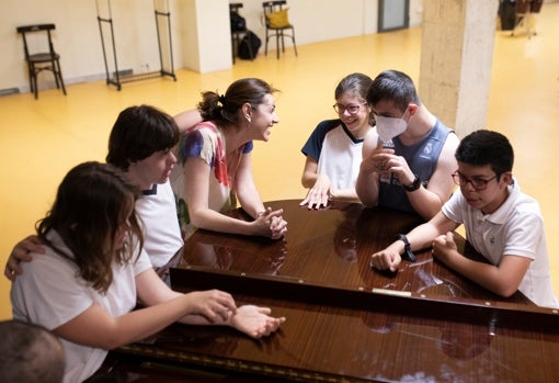 Marlén Ruiz, una de las responsables, rodeada de su pequeña tribu en el piano