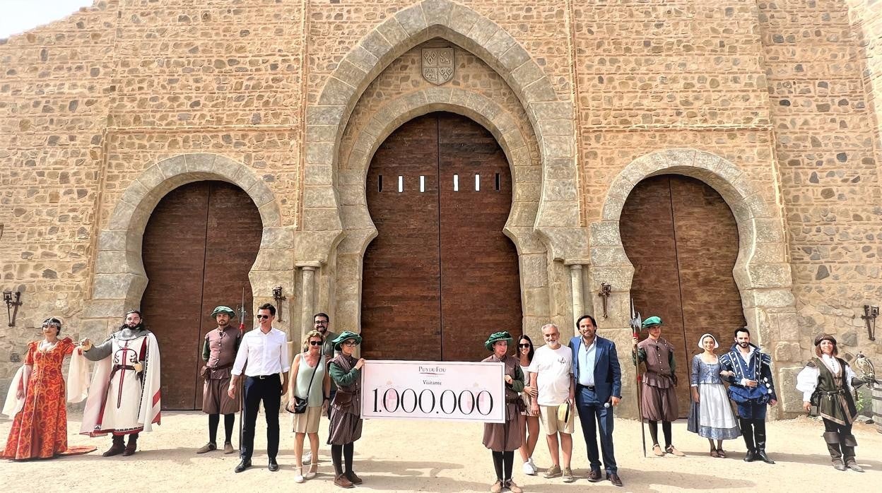 Momento del reconocimiento a la llegada del visitante número un millón a Puy du Fou