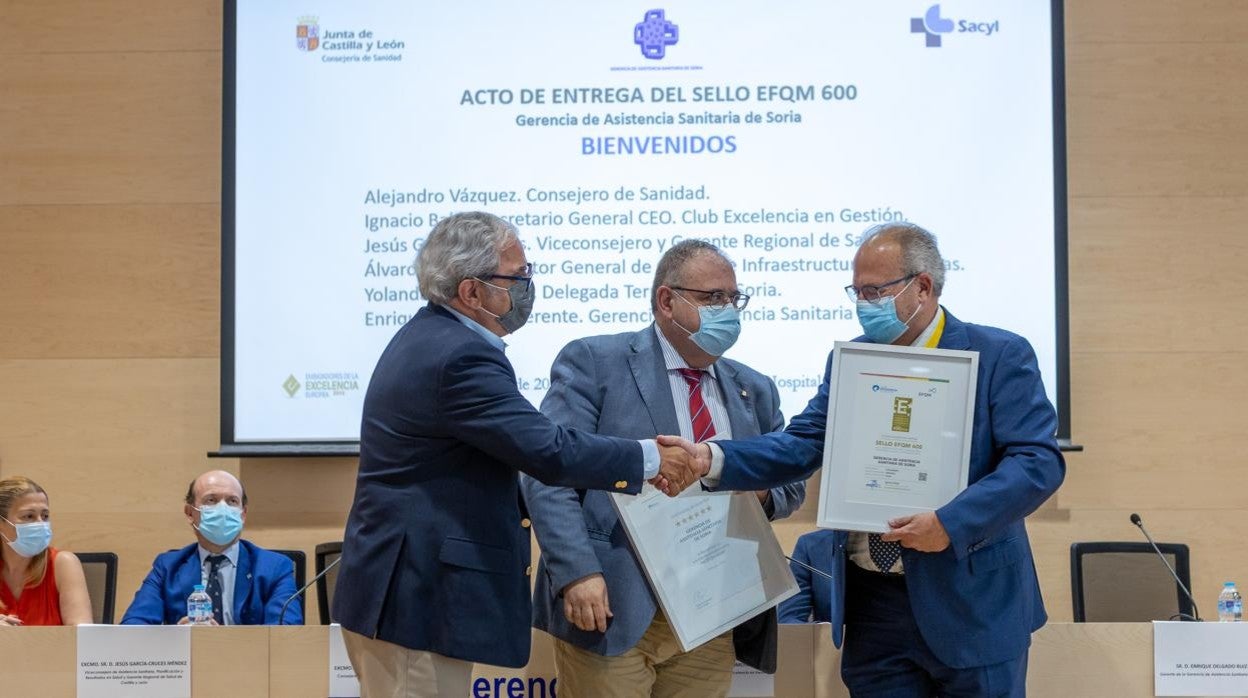 El consejero de Sanidad, Alejandro Vázquez (C), asiste a la entrega del sello EFQM 600 a la Gerencia Asistencial de Soria acompañado de Ignación Babé (I), CEO del Club Excelencia en Gestión y del Enrique Delgado, Gerente del Centro Asistencial de Soria