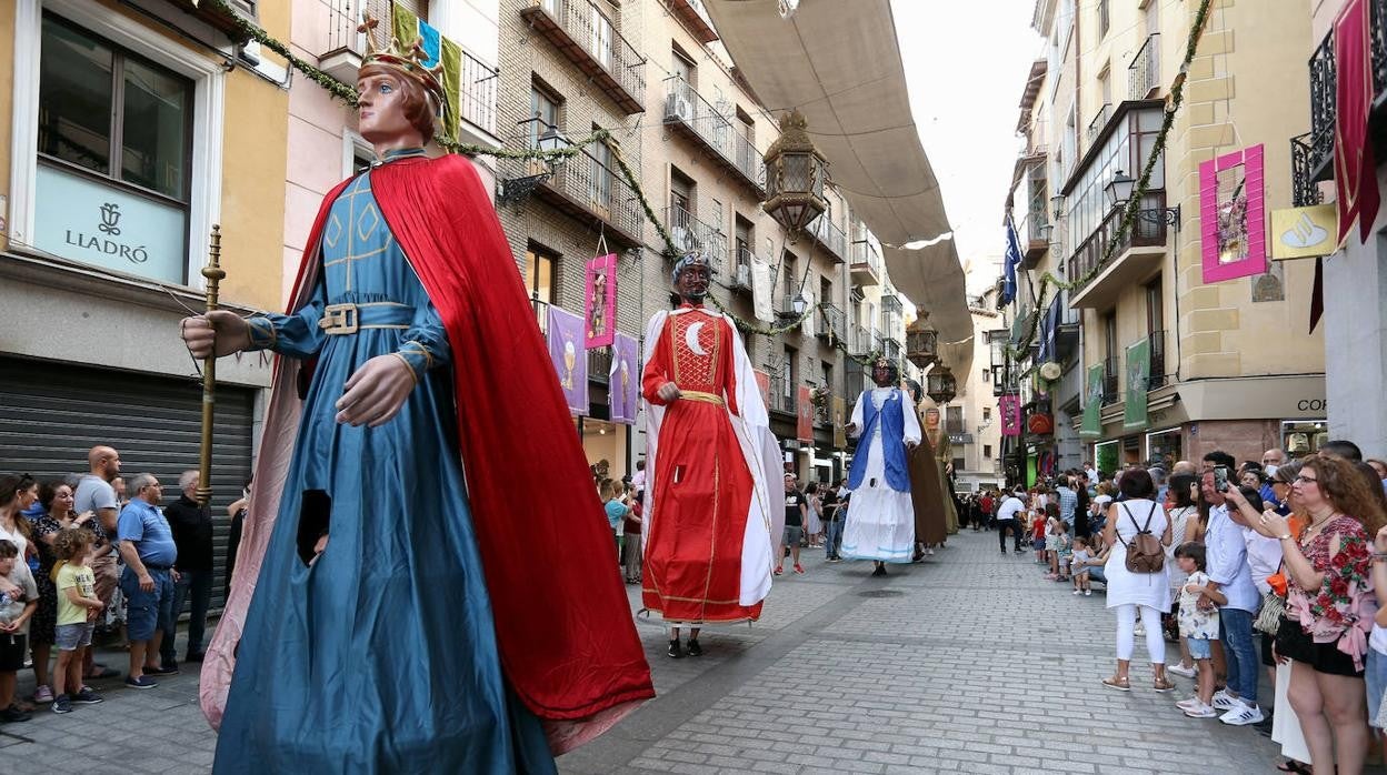 La gente se ha apostado este miércoles de víspera para contemplar la Cabalgata Anunciadora del Corpus