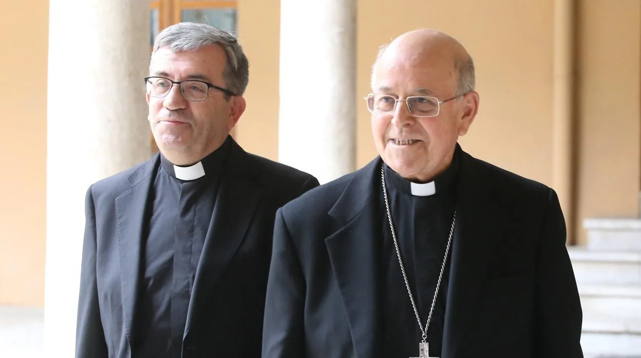 El nuevo arzobispo de Valladolid, Luis Argüello (i) con su hasta ahora antecesor en el cargo, Ricardo Blázquez