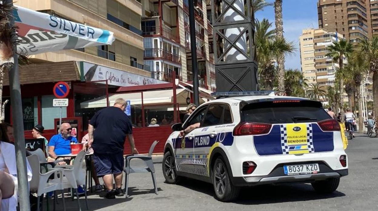 Patrulla de la Policía Local en una zona de bares de Benidorm