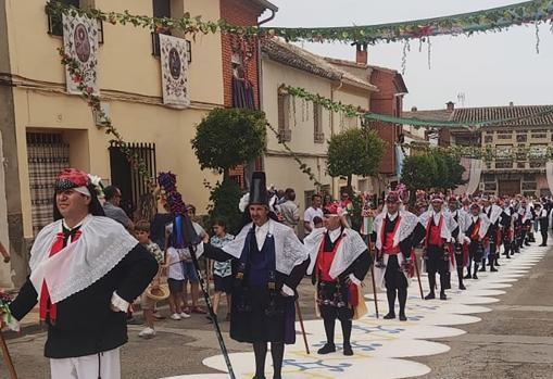 Los 'Pecados y danzantes' han vuelto a salir por las calles de Camuñas (Toledo)