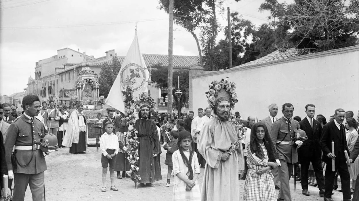 Procesión del Corpus Christi de Guadalajara con los apóstoles y estandartes de la Archicofradía del Jueves Eucarístico de Guadalajara. 1928. Fondo Goñi