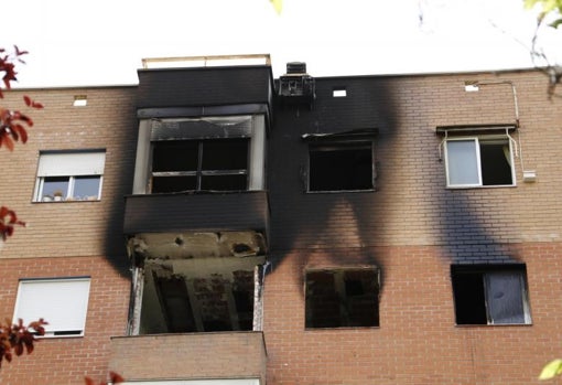 Exterior del inmueble de la calle de Alianza, 10, después de que los bomberos extinguieran las llamas