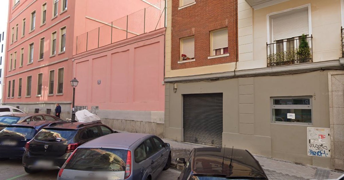 Vista exterior del colegio ubicado junto a una 'cocina fantasma'