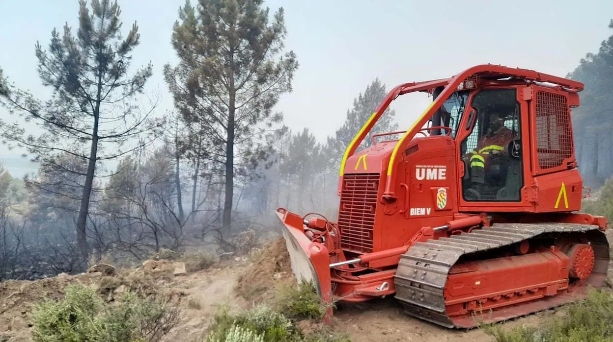 Intervención de efectivos de la Unidad Militar de Emergencias en el incendio de la Sierra de la Culebra