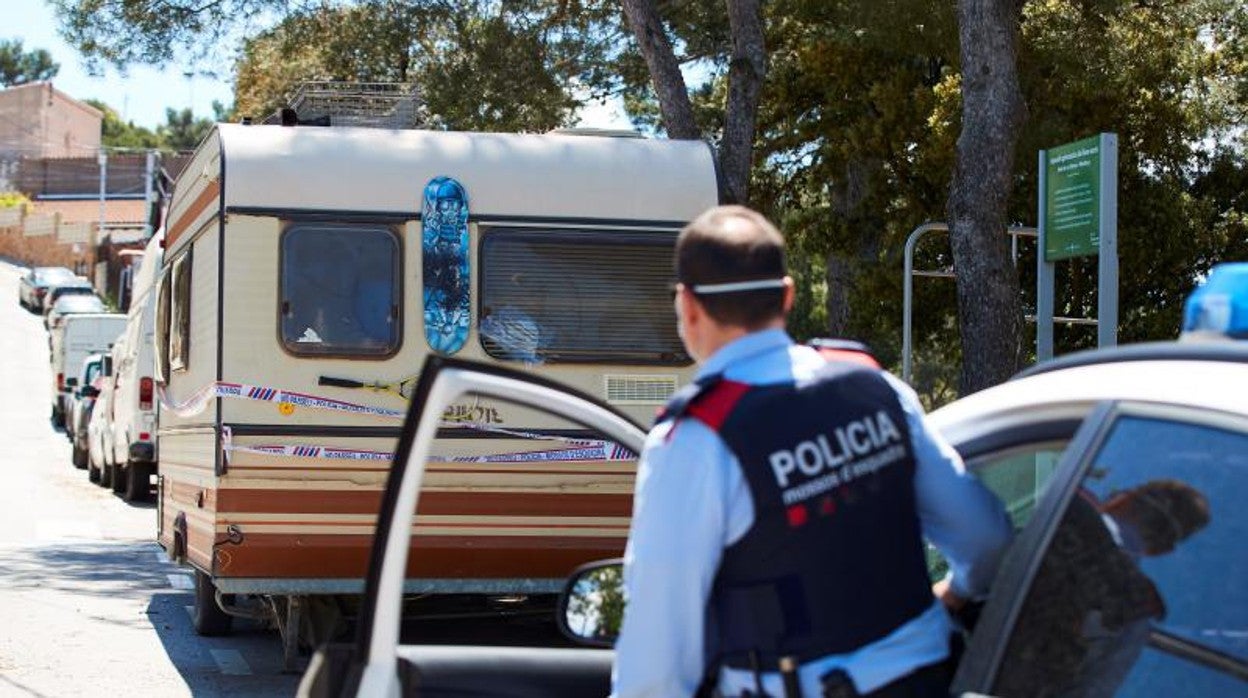 Un mosso d'esquadra ante la caravana del detenido por asesinar tres sintecho en Barcelona