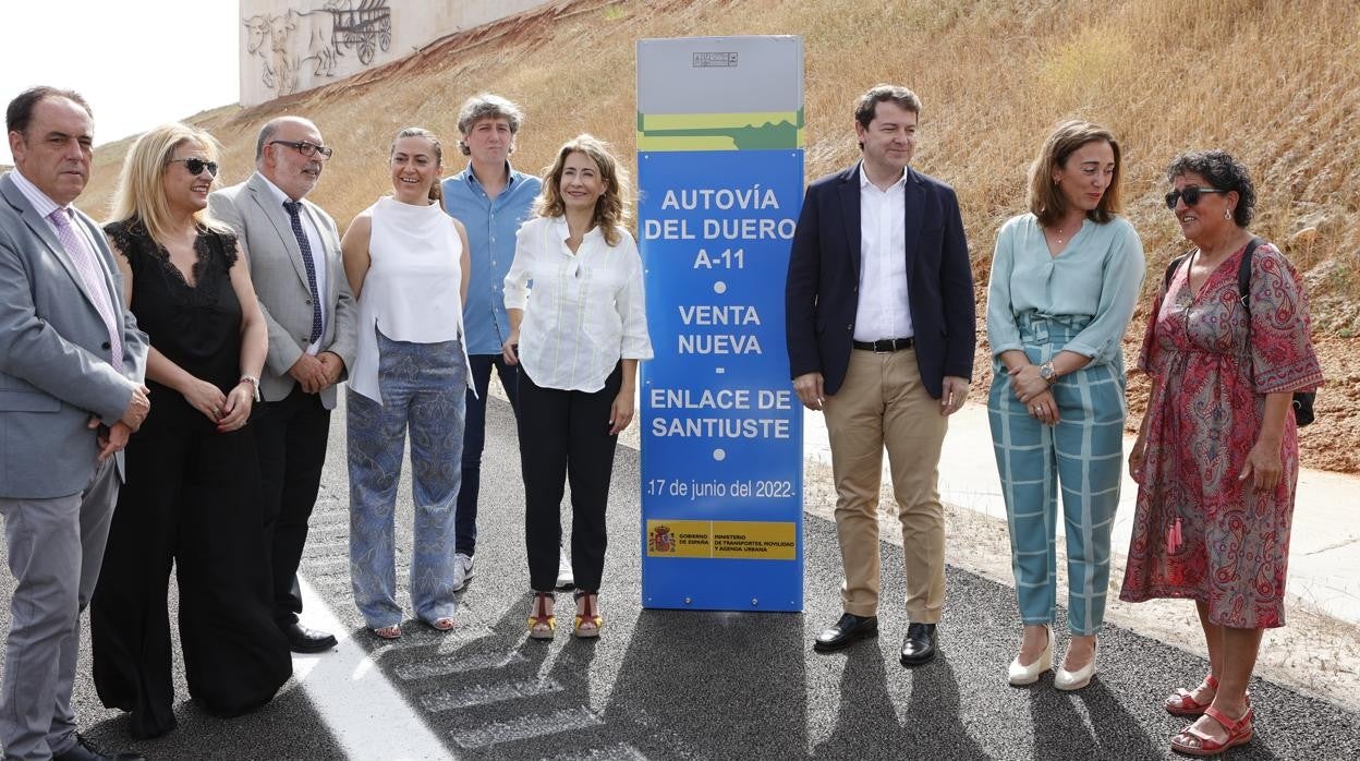 La ministra de Transportes, Movilidad y Agenda Urbana, Raquel Sánchez,y el presidente de la Junta, Alfonso Fernández Mañueco, inauguran el nuevo tramo de la autovía A-11