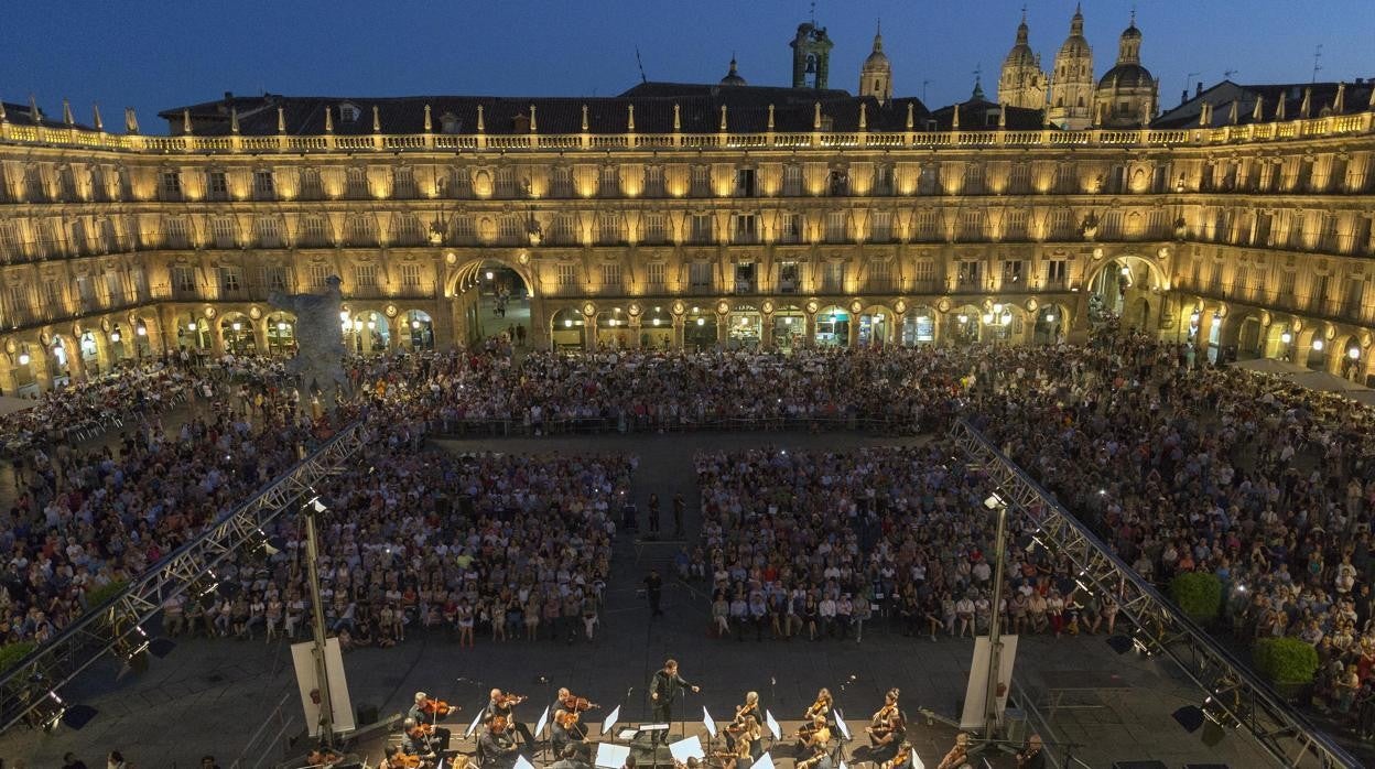 La Plaza Mayor de Salamanca, llena, en un concierto antes de la pandemia