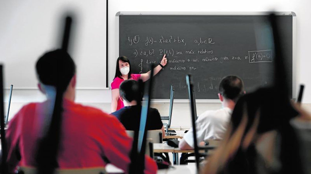 Una profesora imparte una clase en un instituto de la comunidad