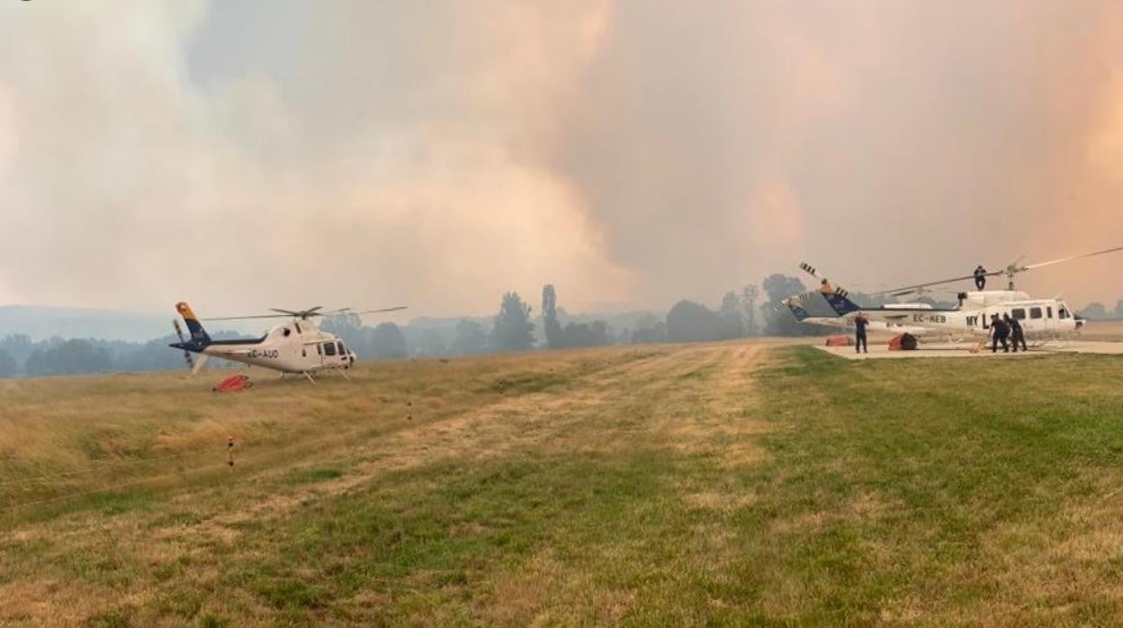 Desalojo de los helicópteros de la base de Villardeciervos por el incendio de la Sierra de la Culebra