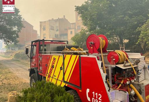 Viviendas envueltas en humo por el fuego