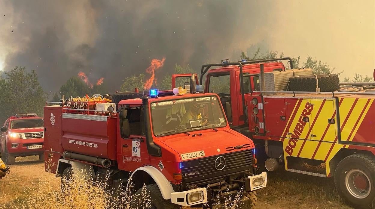 Vehículos de los Bomberos junto a los trabajos de extinción del fuego