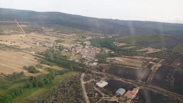 Vuelven a casa los primeros vecinos evacuados por las llamas de la Sierra de la Culebra