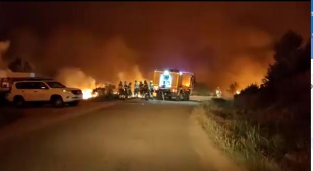 El incendio de la Sierra de la Culebra ya ha arrasado 25.000 hectáreas y obliga a cortar el AVE a Orense