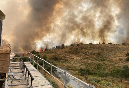 El fuego, muy cerca del decorado de 'El sueño de Toledo'