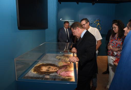 El presidente Emiliano García-Page durante el recorrido por el museo de las alfombras