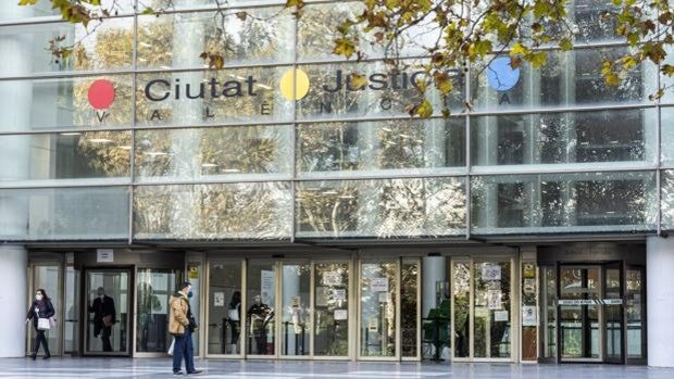 Juzgan a un Policía Nacional por acceder más de 3.800 veces a datos confidenciales en Valencia