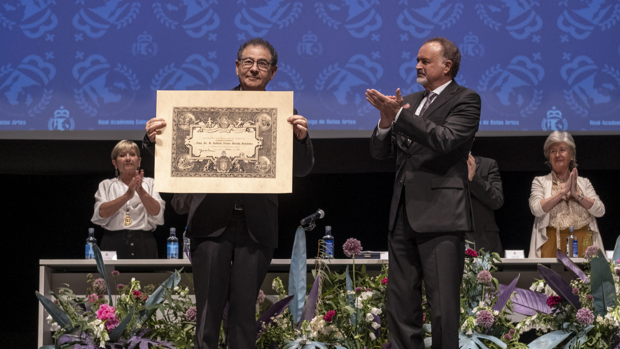 La moda llega a la Academia de Belas Artes de mano de Roberto Verino