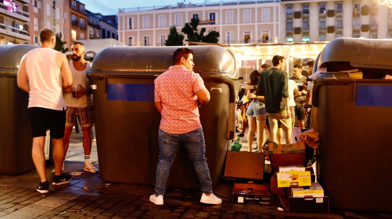 Un hombre orina en mitad de un botellón durante las fiestas del Orgullo de 2021