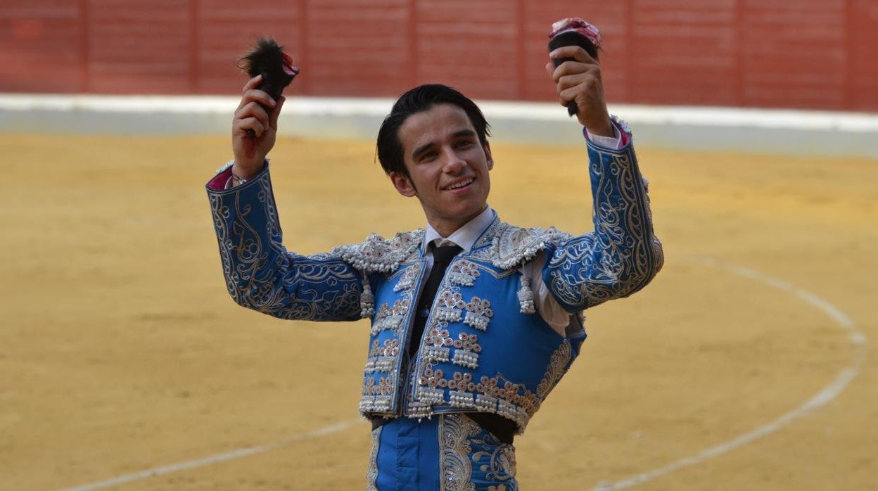 Nino Julien, después de cortar los dos apéndices