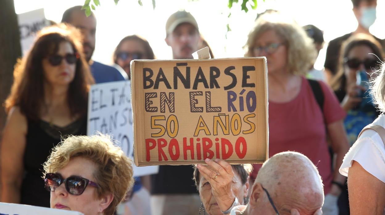 La sociedad reivindica un Tajo limpio tras 50 años sin poder bañarse