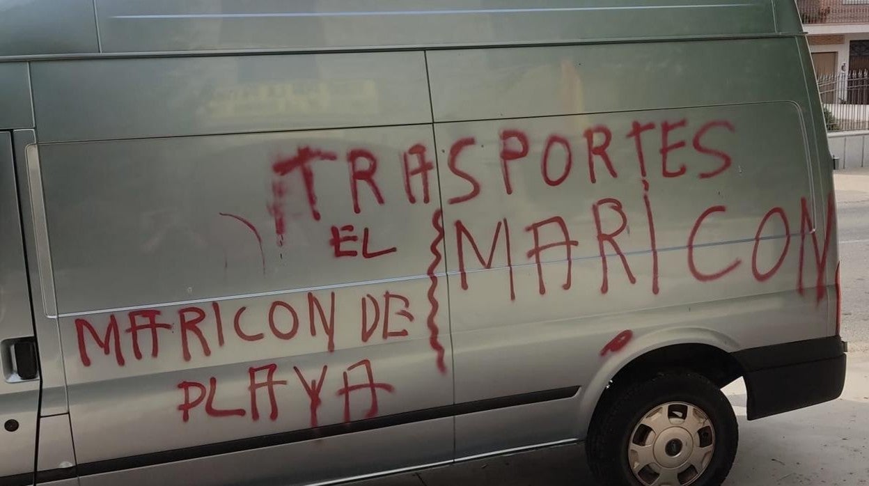 Detenido por realizar pintadas como &#039;maricón de playa&#039; a un funcionario y realizar otros insultos al alcalde