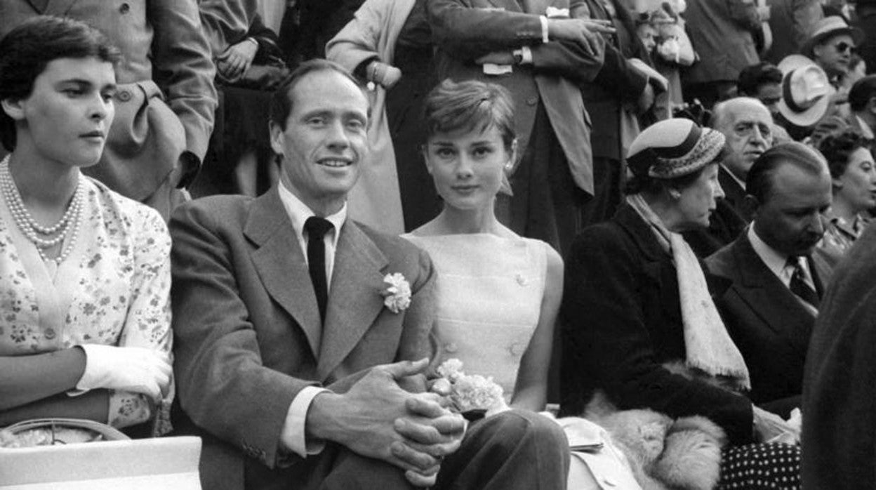 Audrey Hepburn y Mel Ferrer, junto a Lucía Bosé, en la plaza de toros de Las Ventas en 1955