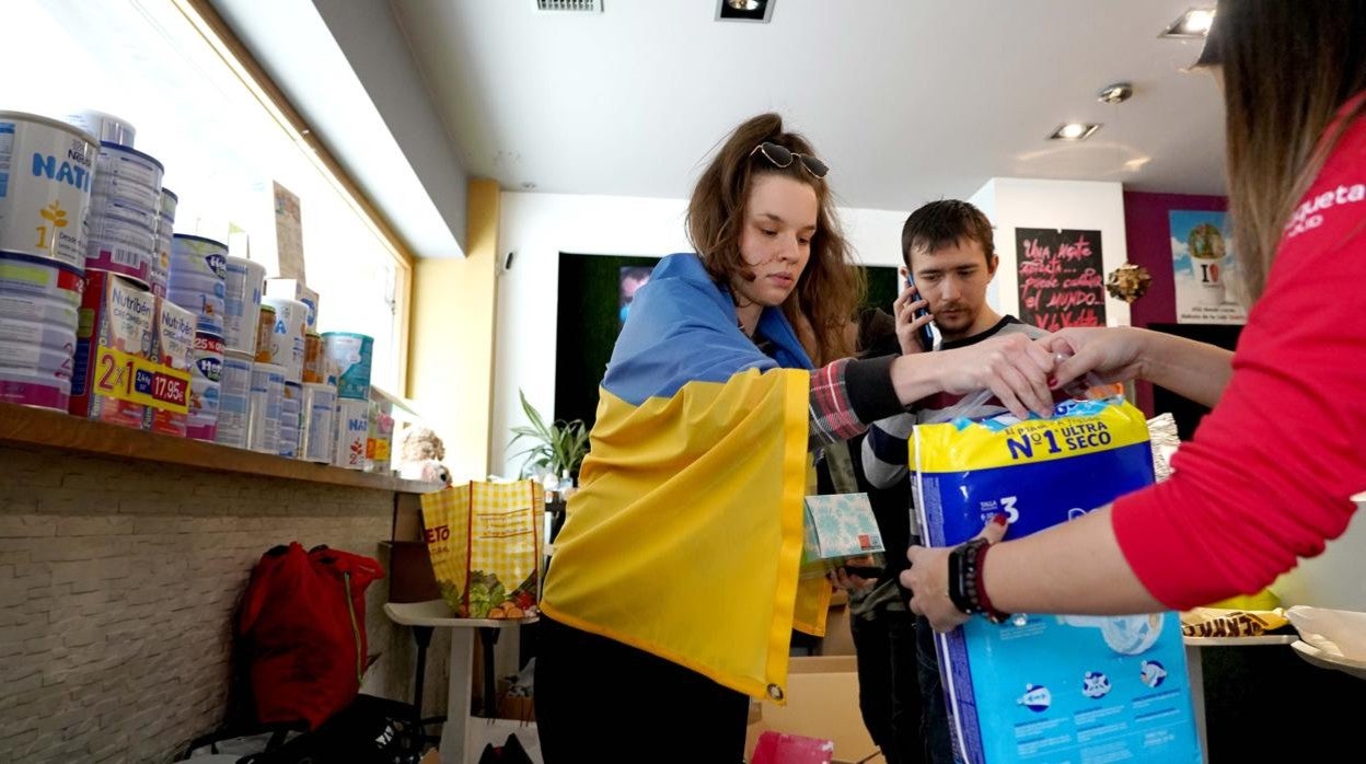 Recogida de productos básicos para Ucrania en el bar Book junto a la plaza de la Trinidad en Valladolid