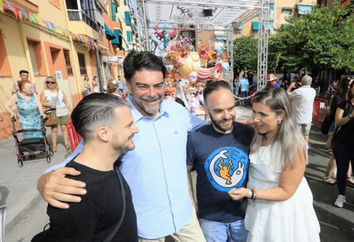 El alcalde y la vicealcaldesa, con los artistas ganadores