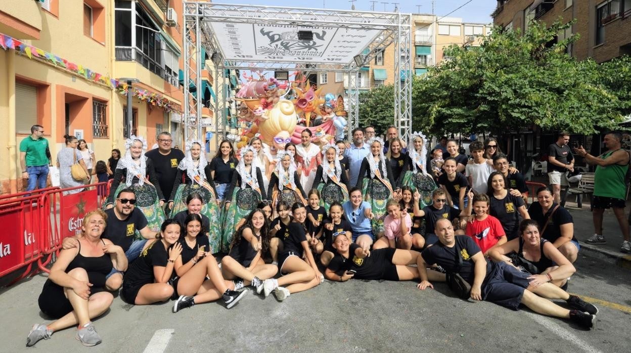 La comisión de la Hoguera Foguerer-Carolinas, con las autoridades junto al monumento ganador en la Categoría Especial Infantil