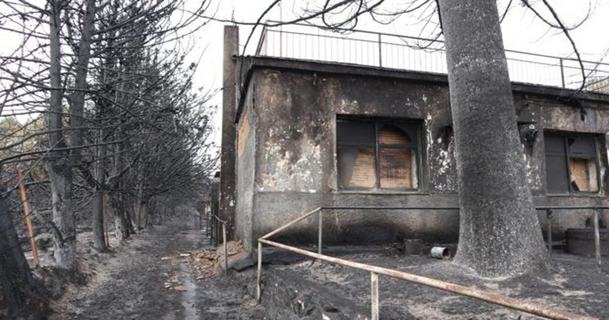 Casa quemada por el incendio del a zamorana Sierra de la Culebra, que ha consumido más de 30.000 hectáreas