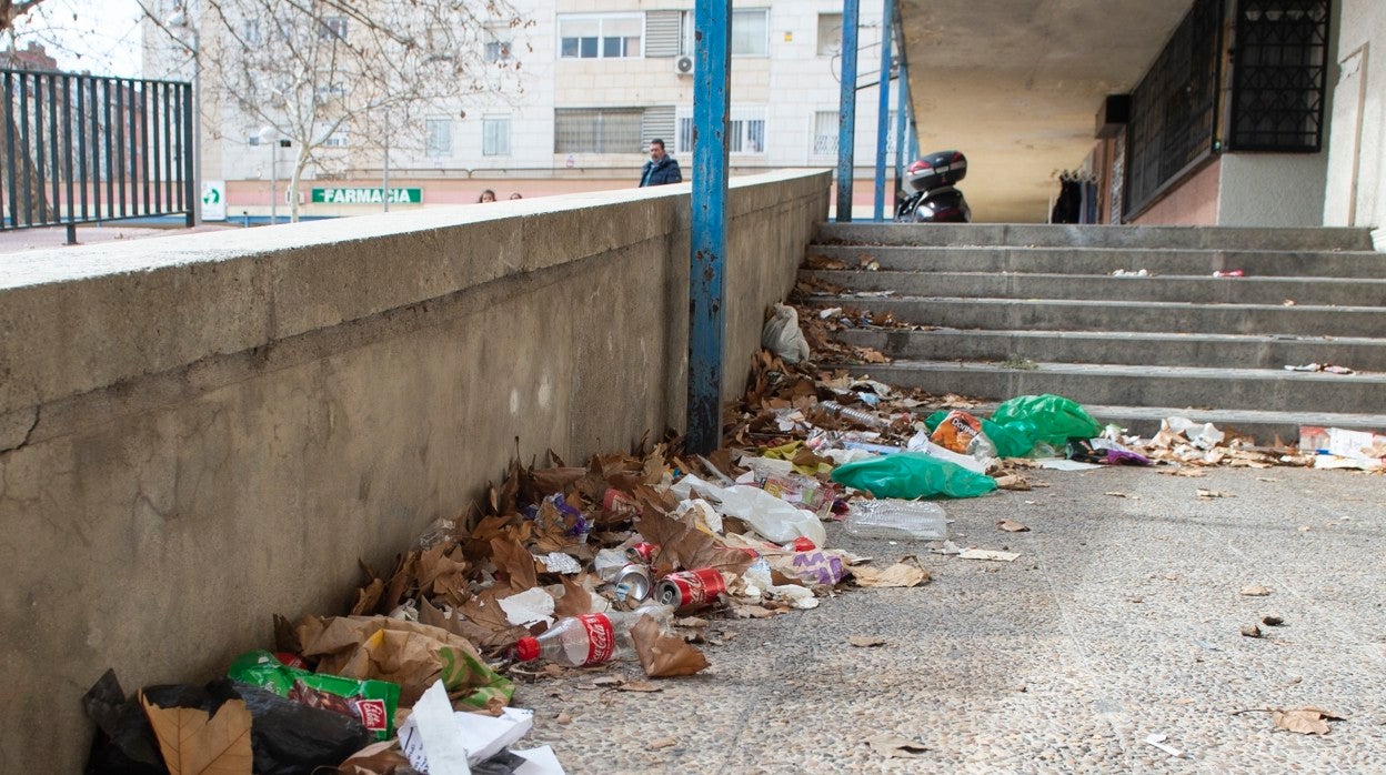 La basura que se acumula en una de las zonas interbloque del distrito de San Blas