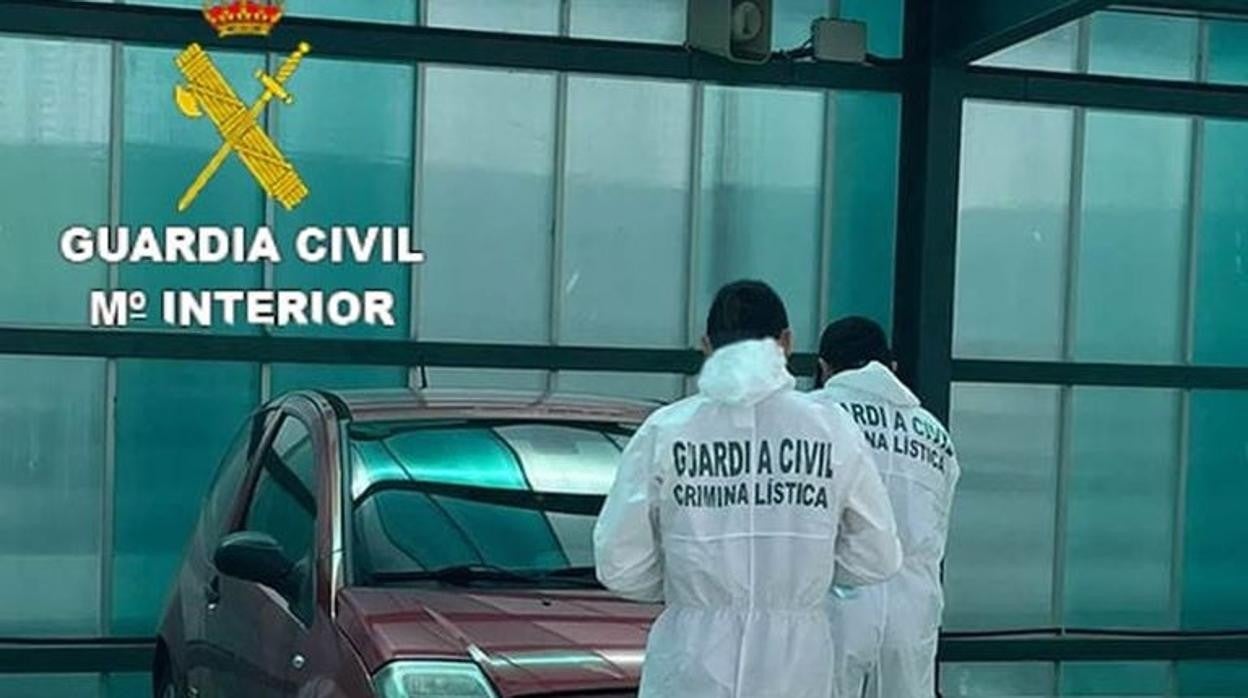 Efectivos de Criminalistica de la Guardia Civil, inspeccionando el vehículo en el que se trasladó al fallecido