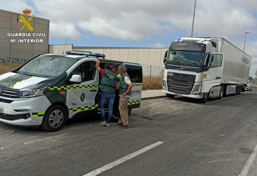 Imagen facilitada por la Guardia Civil del camión