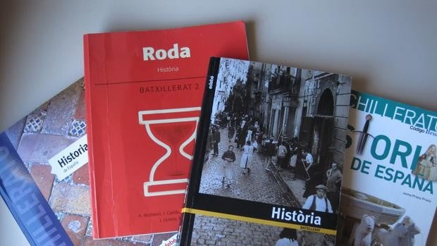 Los libros de Bachillerato catalanes enseñan una España 'enemiga' de Cataluña y obvian la Constitución