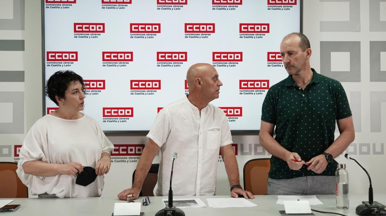 El secretario de Acción Sindical, Medio Ambiente y Salud Laboral de CCOO Castilla y León, Fernando Fraile, junto al responsable del Sector Autonómico de CCOO Castilla y León, Ernesto Angulo, y la secretaria general de la Federación del Hábitat de CCOO Castilla y León, Lourdes Herreros, durante la rueda de prensa