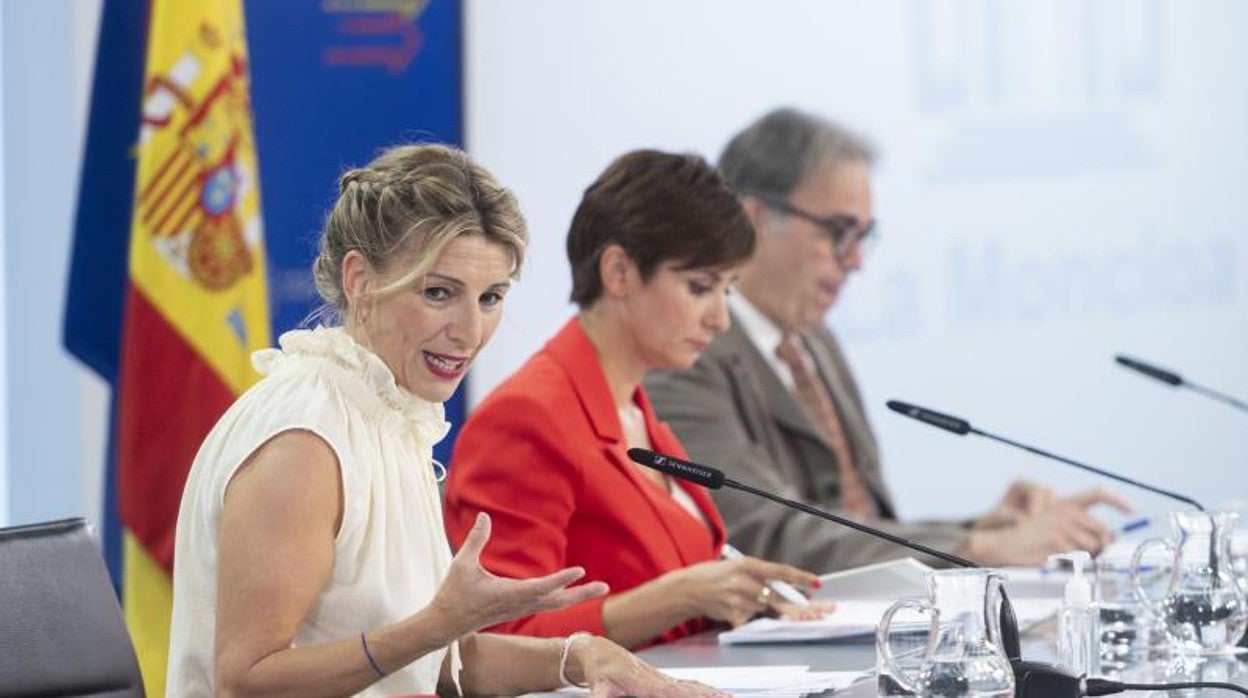 La vicepresidenta segunda y ministra de Trabajo y Economía Social, Yolanda Díaz; la ministra Portavoz, Isabel Rodríguez; y el ministro de Universidades, Joan Subirats, comparecen tras la reunión del Consejo de Ministros