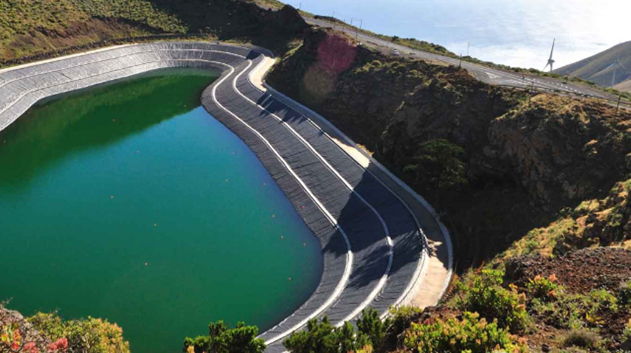 Central hidroeólica de El Hierro, situada en Valverde