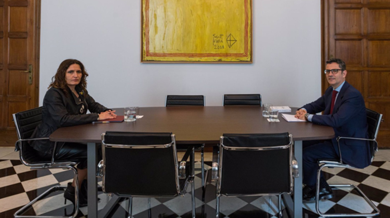 Laura Vilagrà y Félix Bolaños, a finales de abril en Barcelona,, al inicio de la reunión en el Palau de la Generalitat