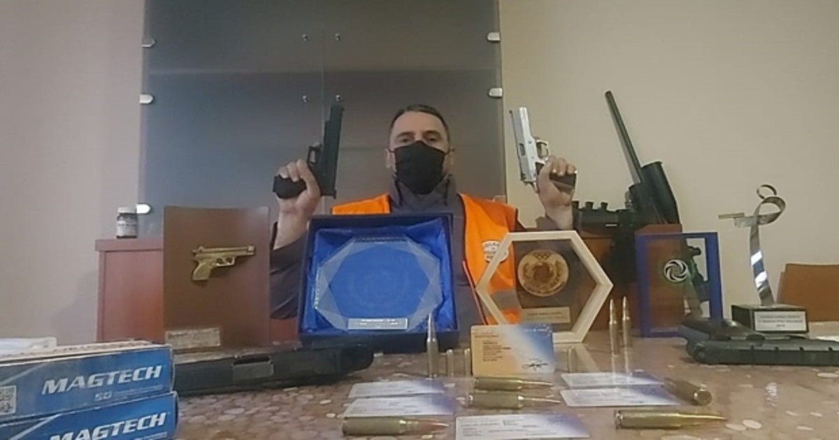 El pistolero de Tarragona junto a armas y trofeos de tiro